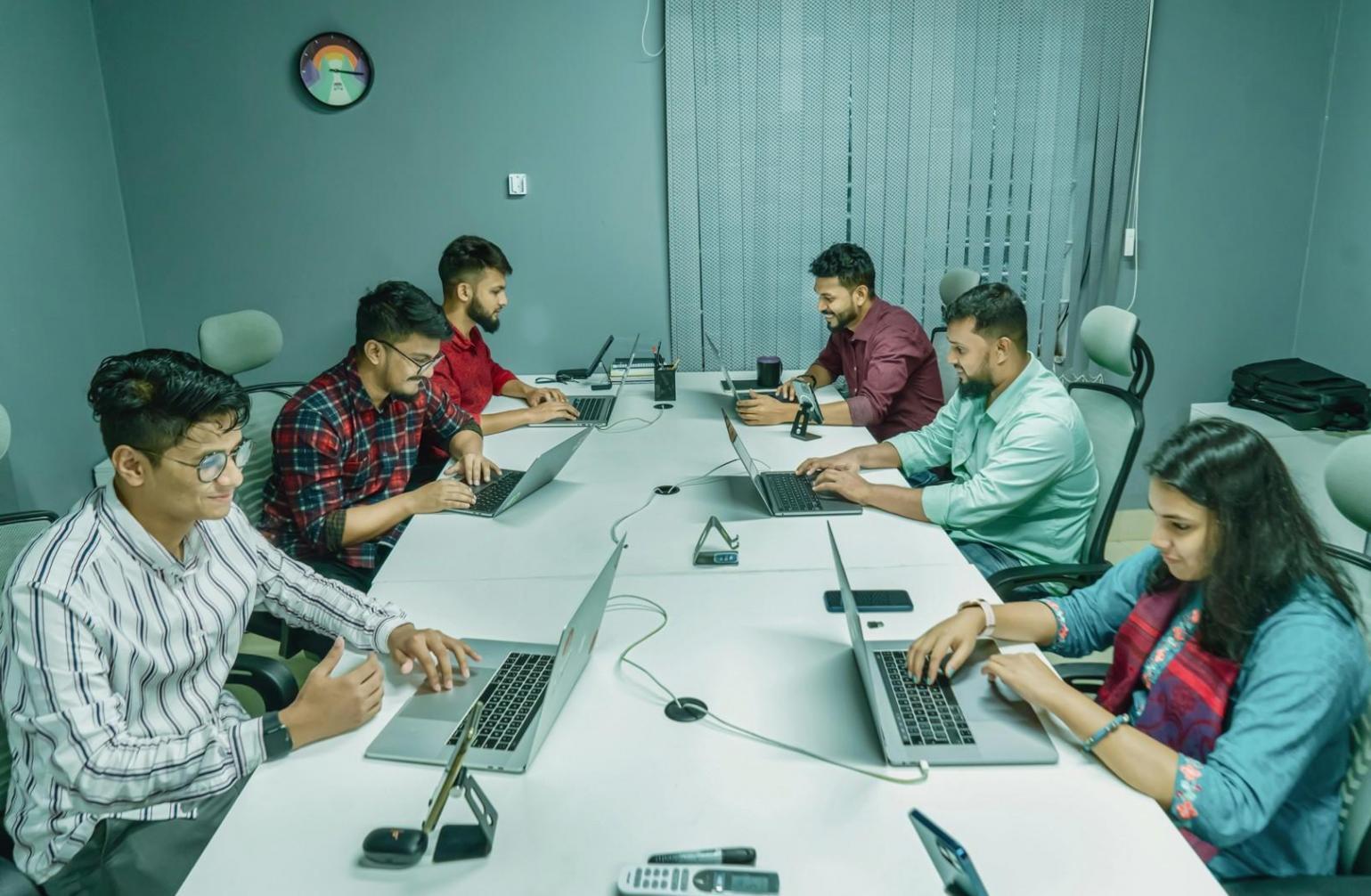 Gruppe beim gemeinsamen Lernen und Diskutieren